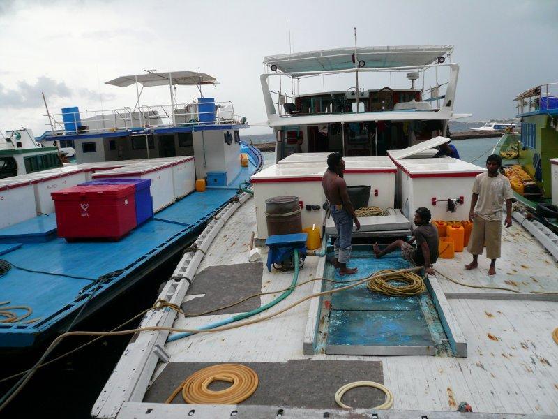 Баркас и мальдивианцы рыбаки