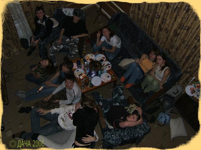 Дача 2006 ... =) Вино, водка, коньяк, мясо, друзья и она .. лубимая ...